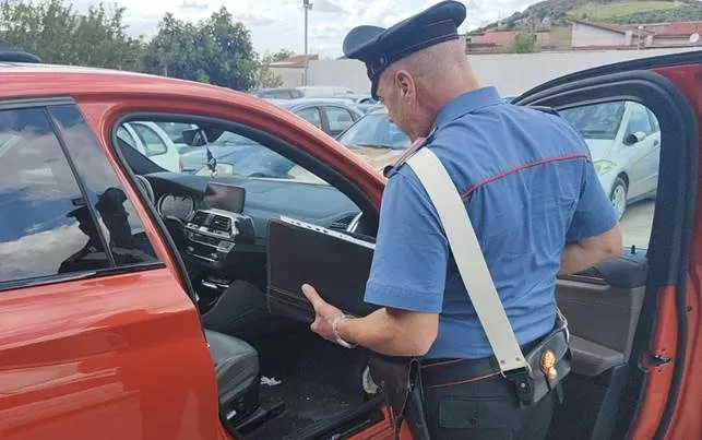 auto lusso nascosta capannone