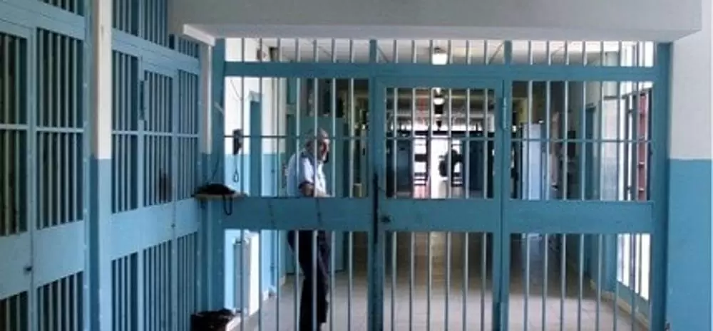 ariano irpino detenuto aggredisce agente