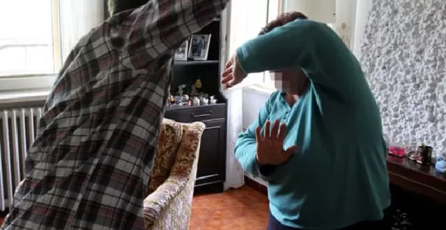 napoli sottrae denaro madre aggredisce