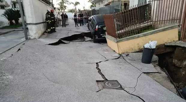 villaricca sprofonda strada palazzina bilico