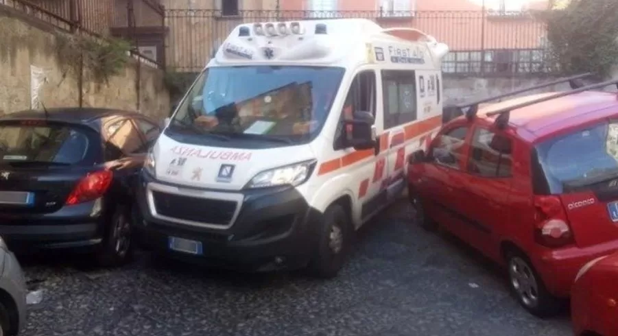 ambulanza bloccata sosta selvaggia morta napoli