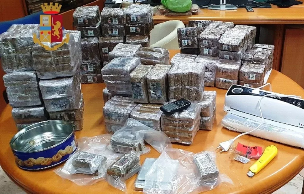 napoli-sequestro-droga-200-chili