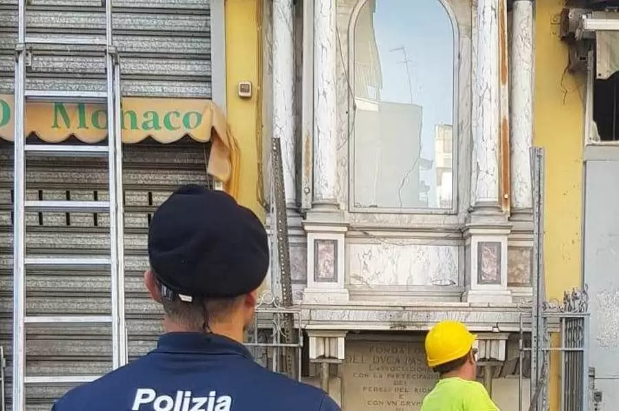 napoli-abbattuto-altarino-abusivo-piazza-gravina
