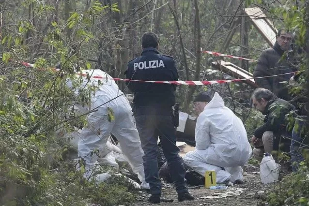 uomo impiccato albero