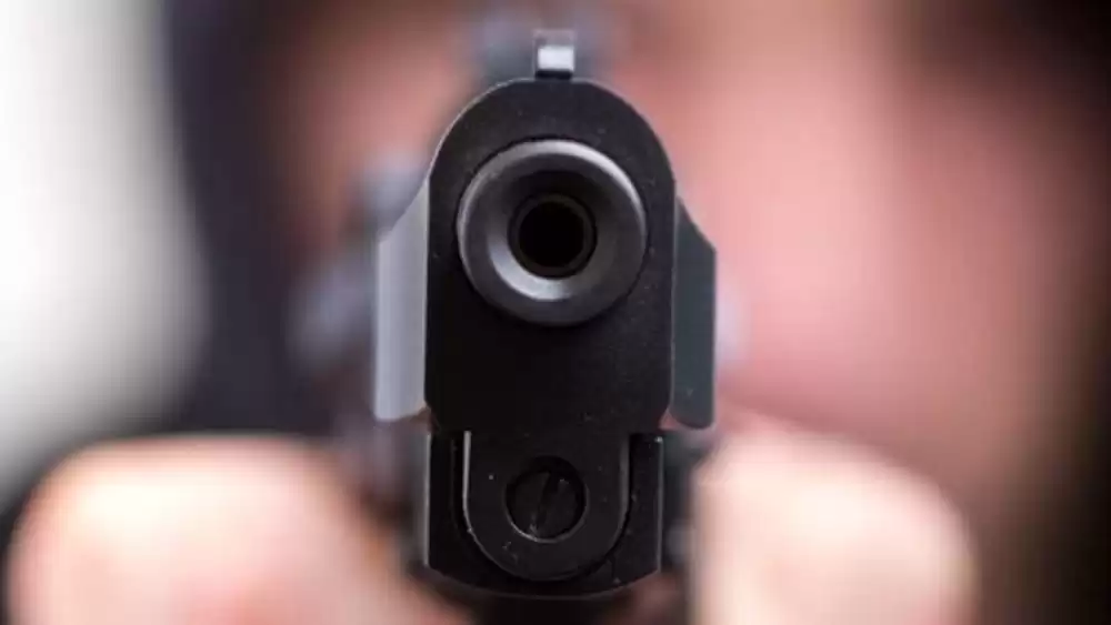 napoli minaccia ex moglie pistola