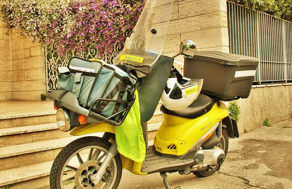 napoli-furto-scooter-poste-italiane-arrestato