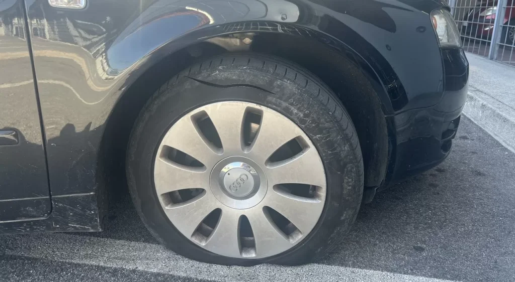 benevento-squarcia-ruota-universita-denunciato-anziano