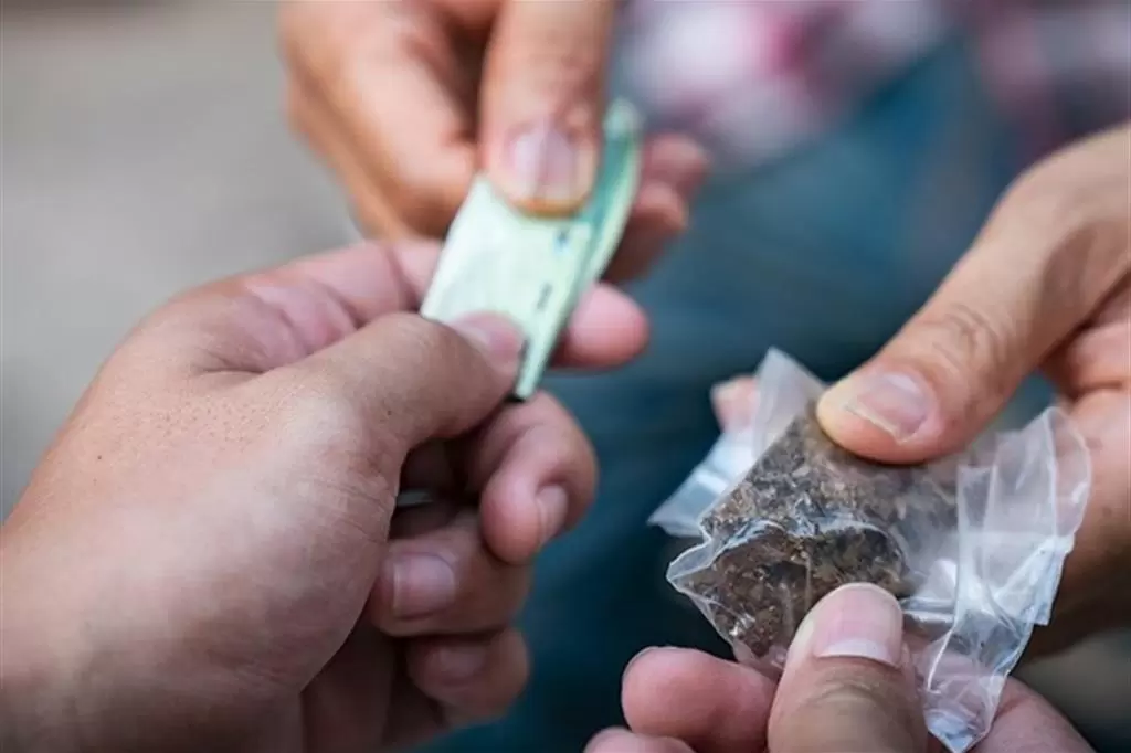 Vasto, fermato spacciatore: sorpreso mentre riceveva una banconota
