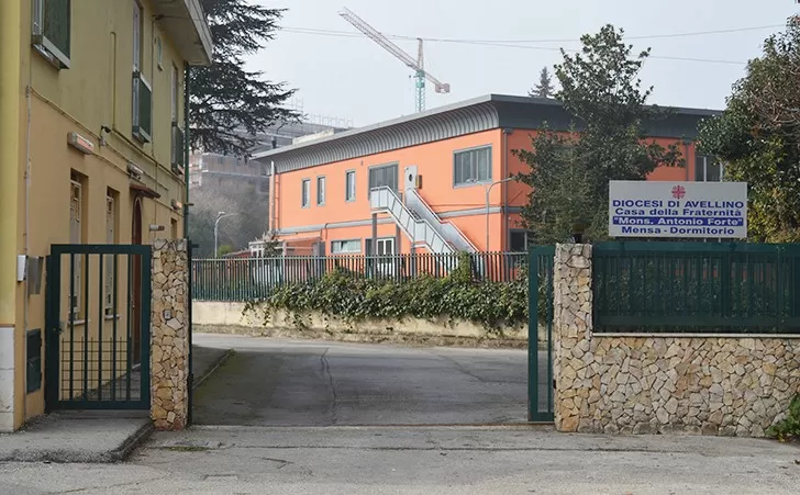 immigrato soqquadro caritas minaccia