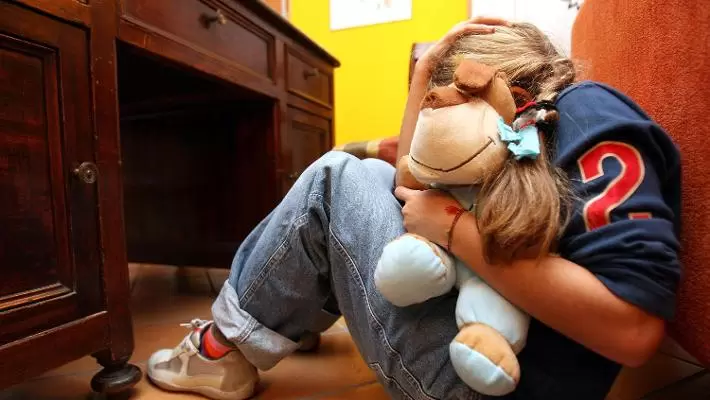 bambina costretta assistere rapporti sessuali