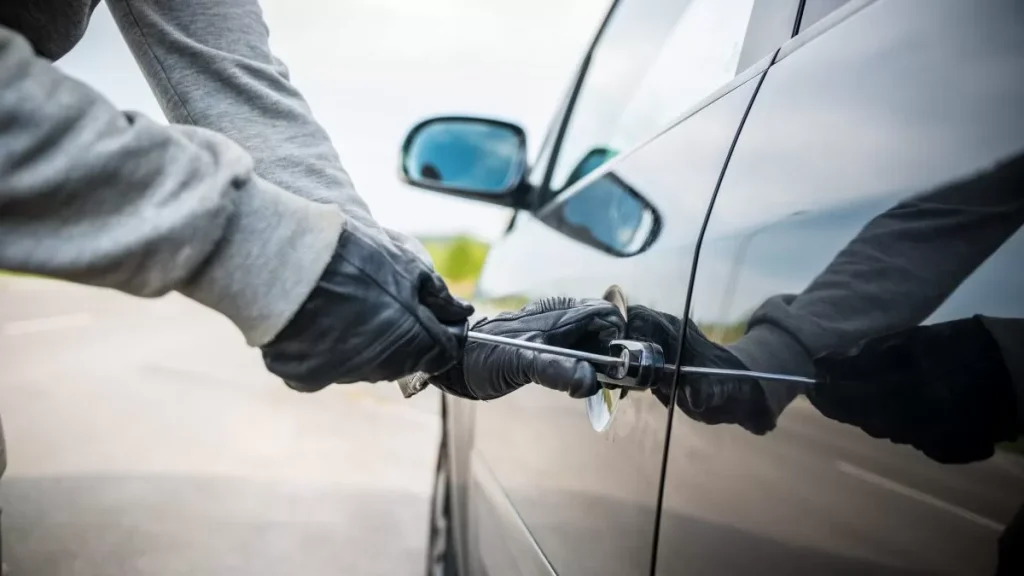 napoli entra auto rubarla poliziotto