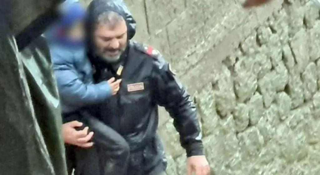 meloni pubblica foto poliziotto bambino