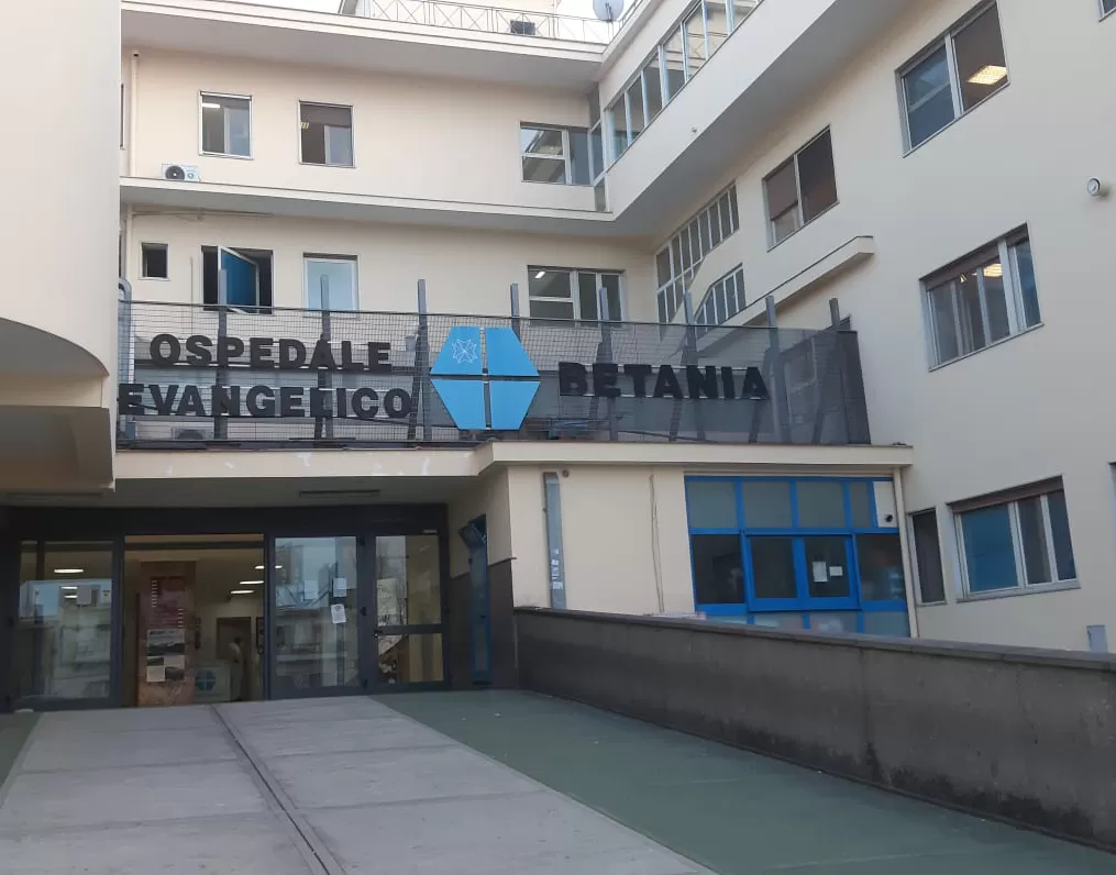napoli infermiera aggredita