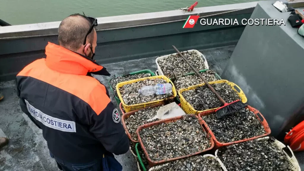pesca illegale cozze vongole telline litorale domitio