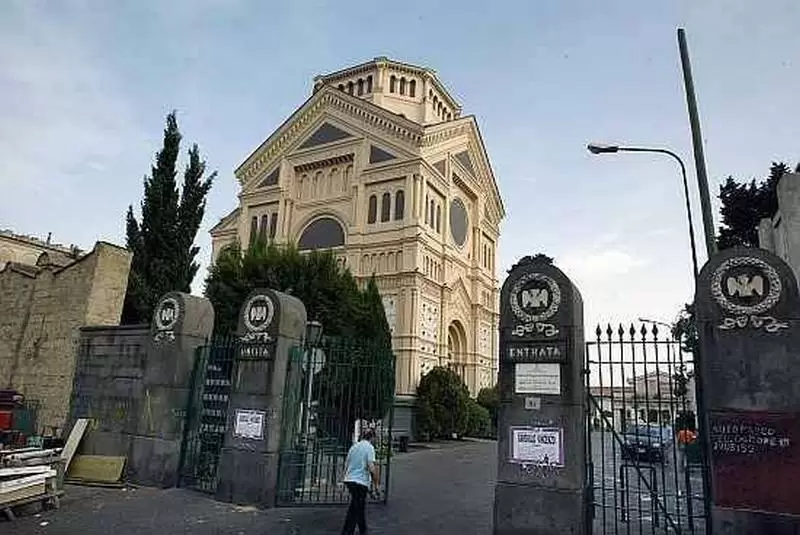 cimitero poggioreale rubati portafiori