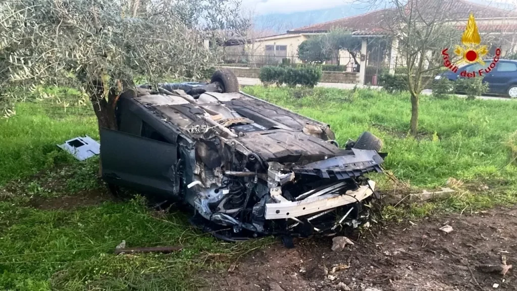 cervinara auto fuori strada