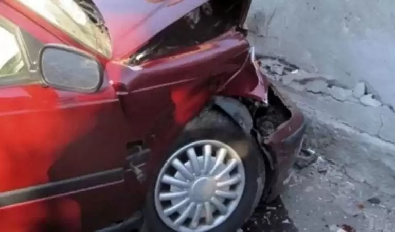 mondragone auto contro muro