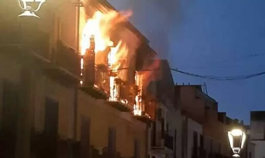 incendio-casa-brusciano-anziano-rischia-morire