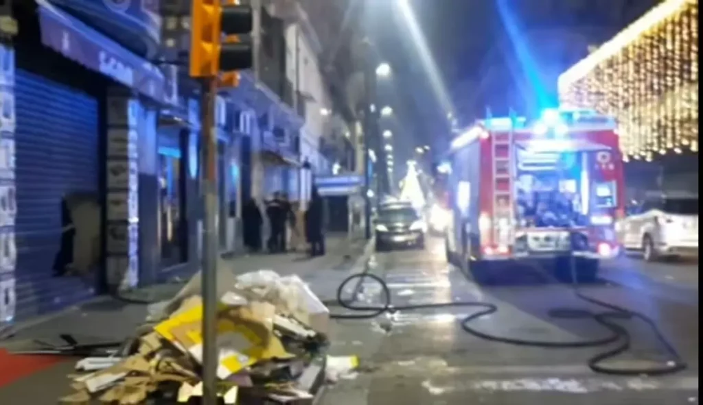 napoli-incendio-deposito-supermercato-palazzine-evacuate