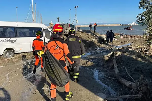 ischia cade masso costone