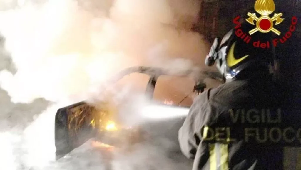 incendio-tocco-caudio-auto-fiamme