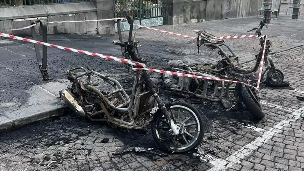 napoli motorini bruciati