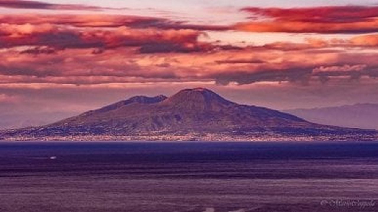 napoli-cratere-vesuvio-abbassando