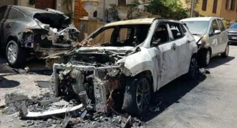 torre annunziata incendio parcheggio stazione