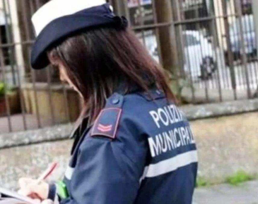napoli minaccia schiaffo agente