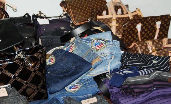 napoli sequestro capi abbigliamento falsi
