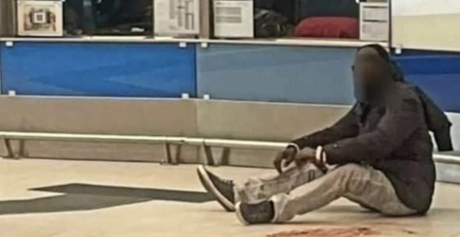 napoli accoltellato stazione