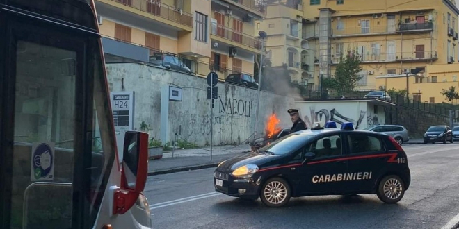 incendio auto napoli oggi 24 gennaio