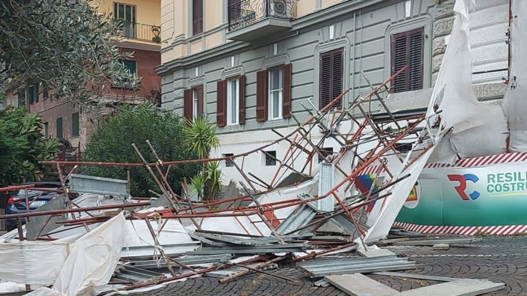 maltempo napoli impalcatura