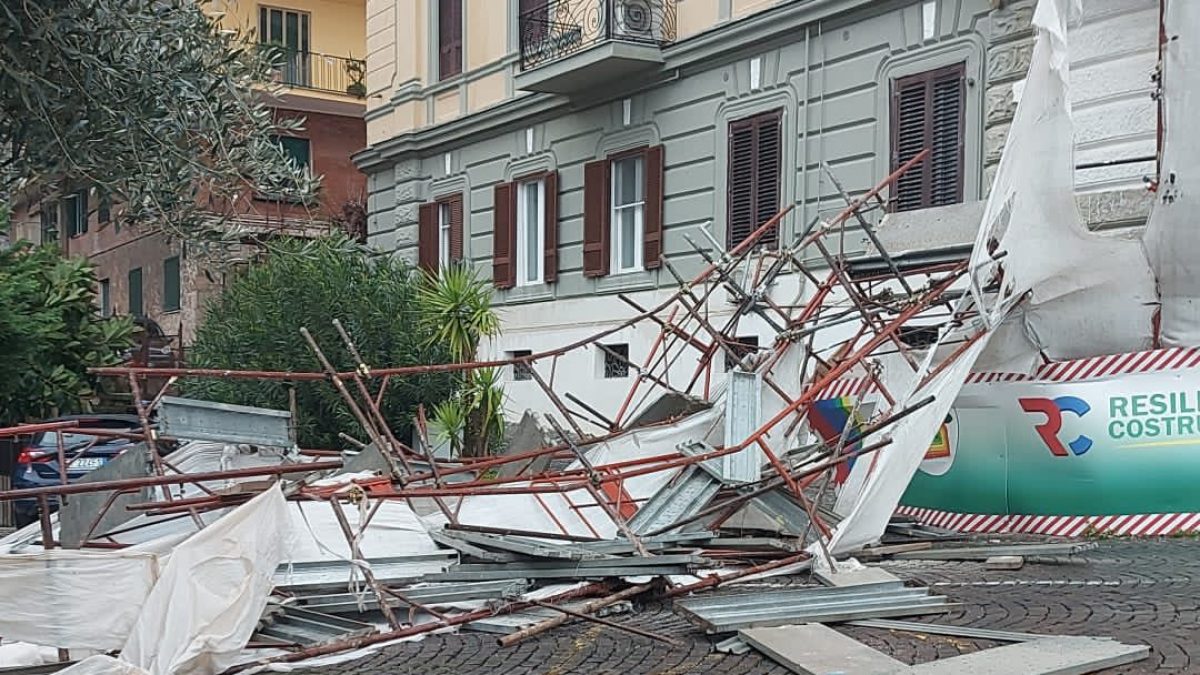 maltempo napoli impalcatura