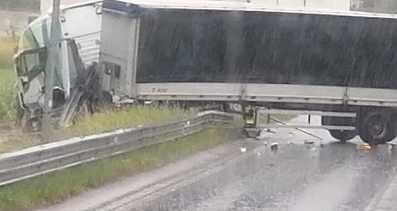 camion guardrail strada statale 7
