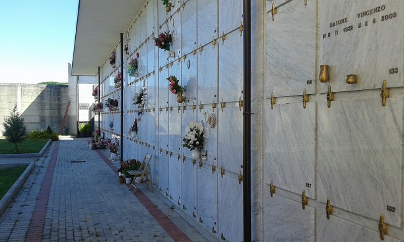 straniero insegue donne cimitero