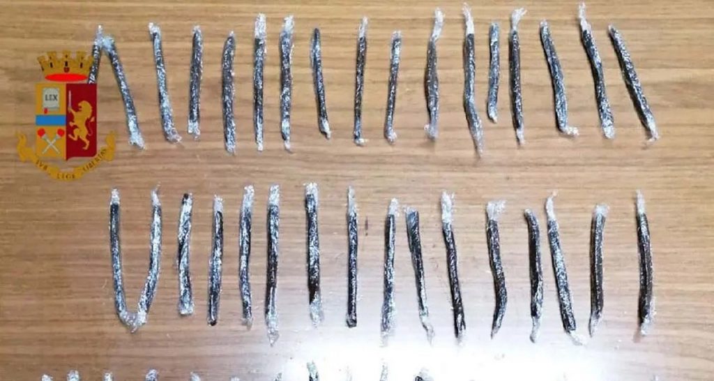droga-finestra-napoli-spacciatrice-arrestata-25-gennaio