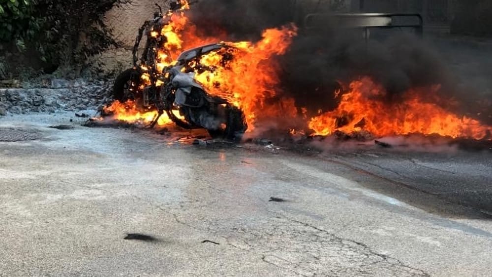 incendio auto moto napoli