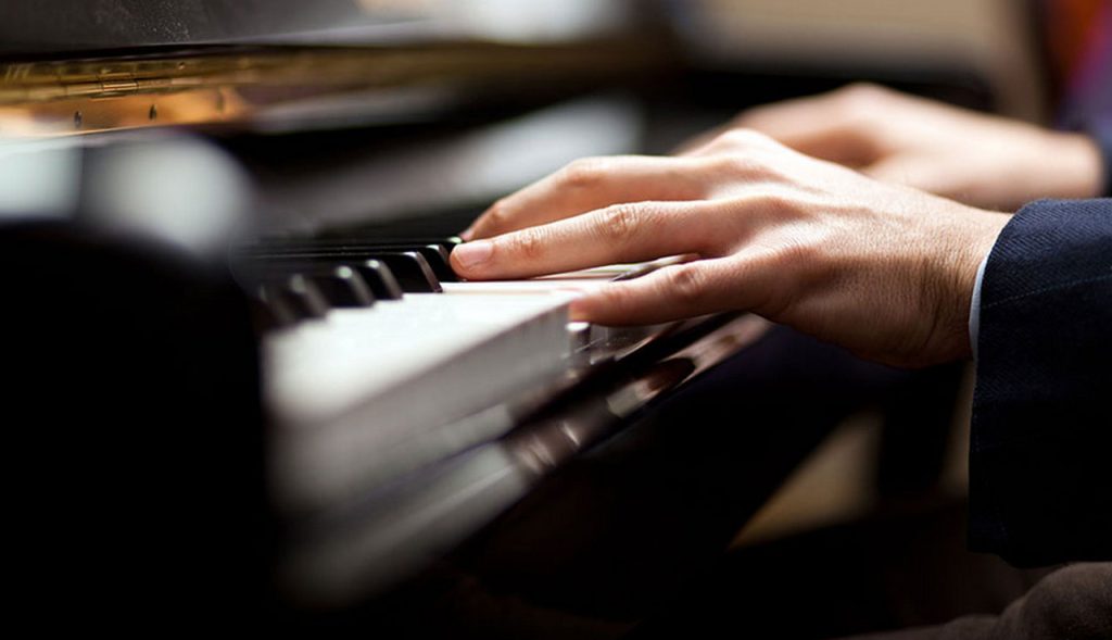 napoli-rapporti-allieva-minorenne-insegnante-musica