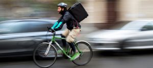 napoli tenta accoltellare rider vigili urbani
