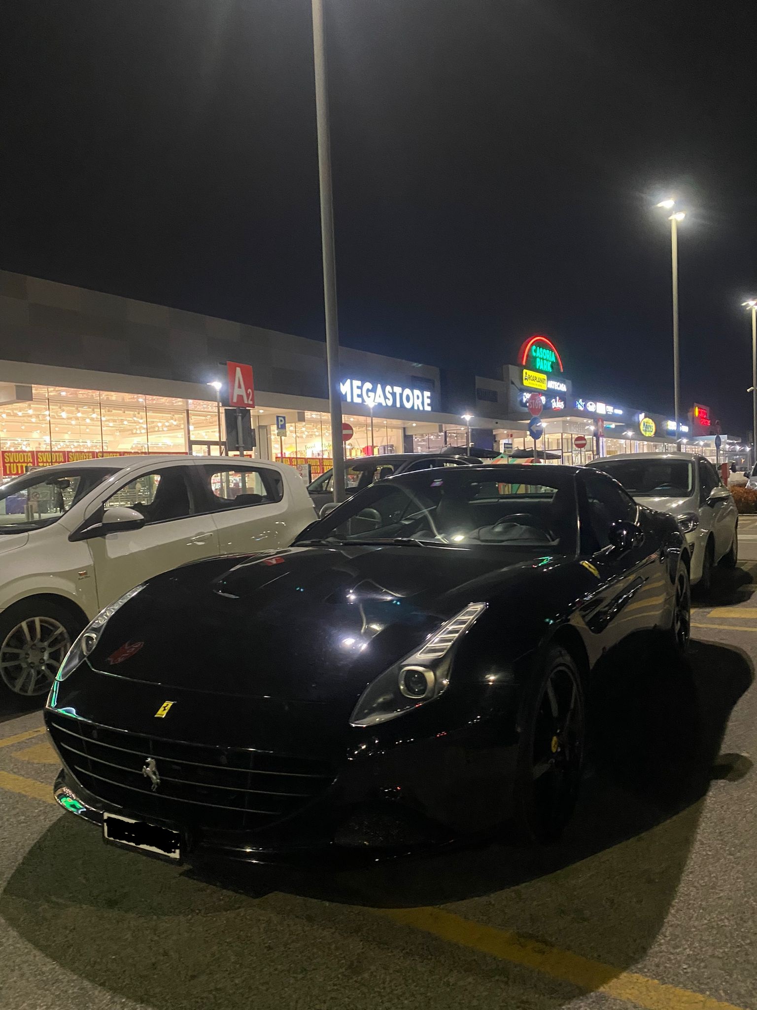 ferrari parcheggiata centro commerciale casoria