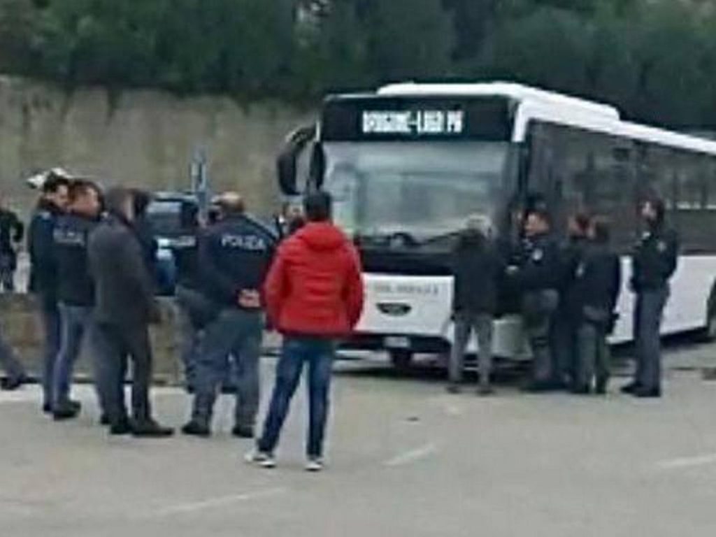 napoli-autobus-minaccia-suicidio-molotov-licenziato