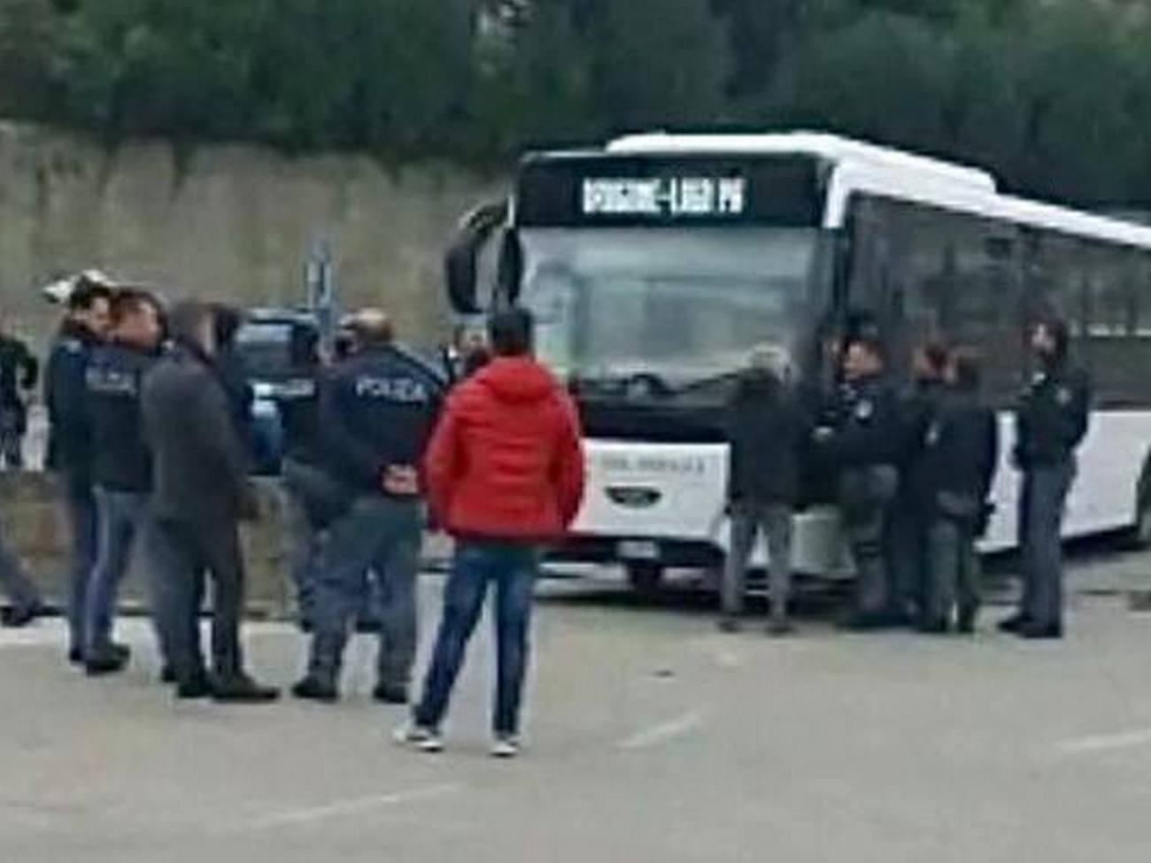 napoli-autobus-minaccia-suicidio-molotov-licenziato