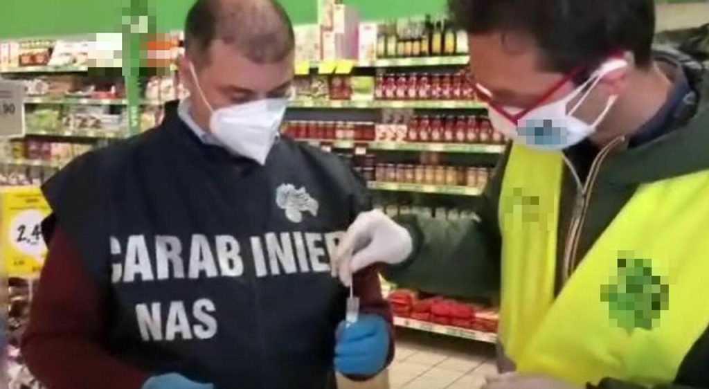 napoli sequestro salumi supermercato