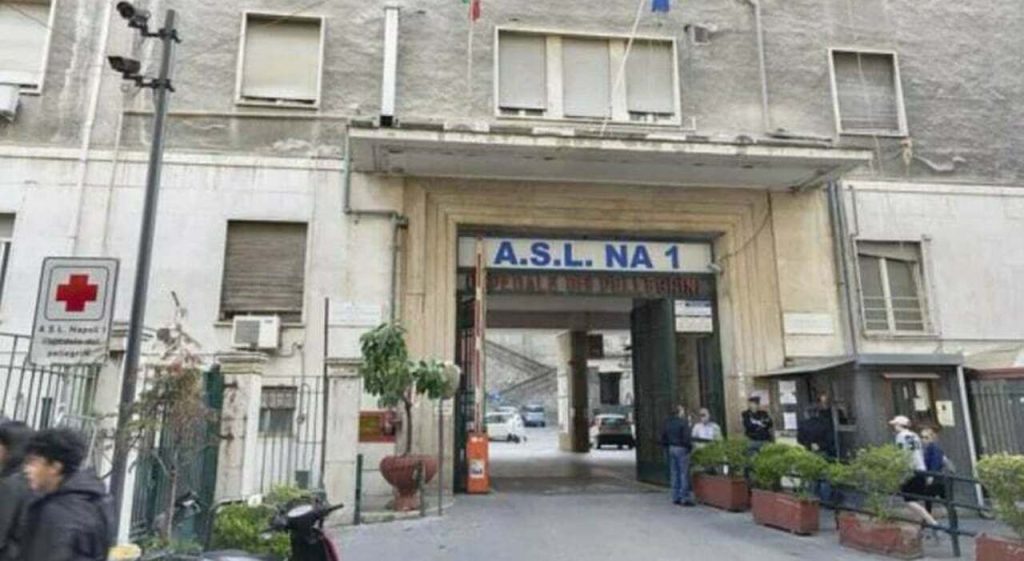 Napoli, il padre muore in ospedale e lui picchia gli infermieri