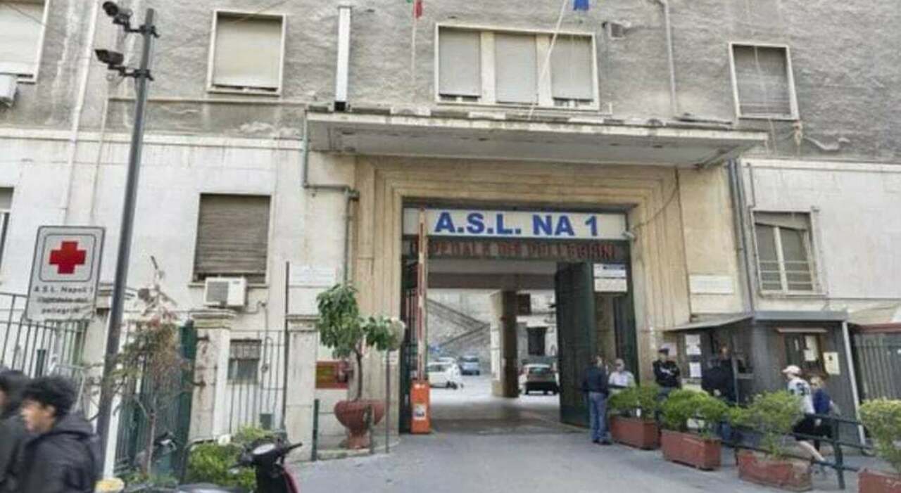 Napoli, il padre muore in ospedale e lui picchia gli infermieri