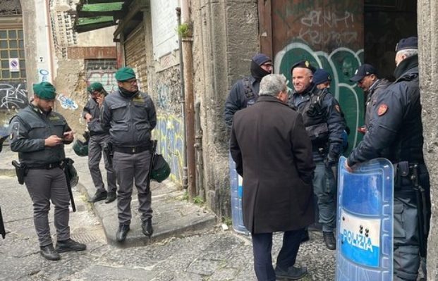 sgombero minaccia suicidio napoli