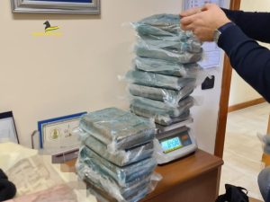 porto-salerno-droga-sudamerica-frutta-esotica-arresti-7-febbraio