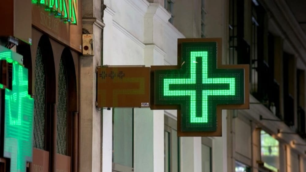 napoli dipendente farmacia ruba farmaci vende sequestro