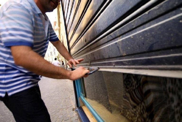 chiusura negozi napoli
